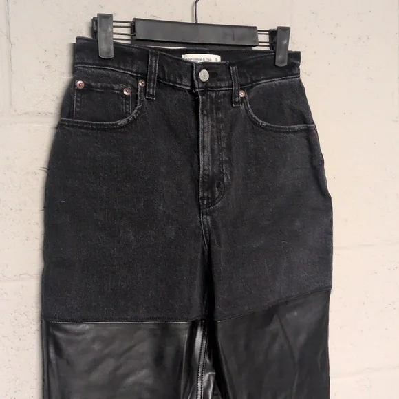 Abercrombie & Fitch 90s Straight Ultra High-Rise Denim/Faux Leather Jeans 26/2S - Picture 4 of 9